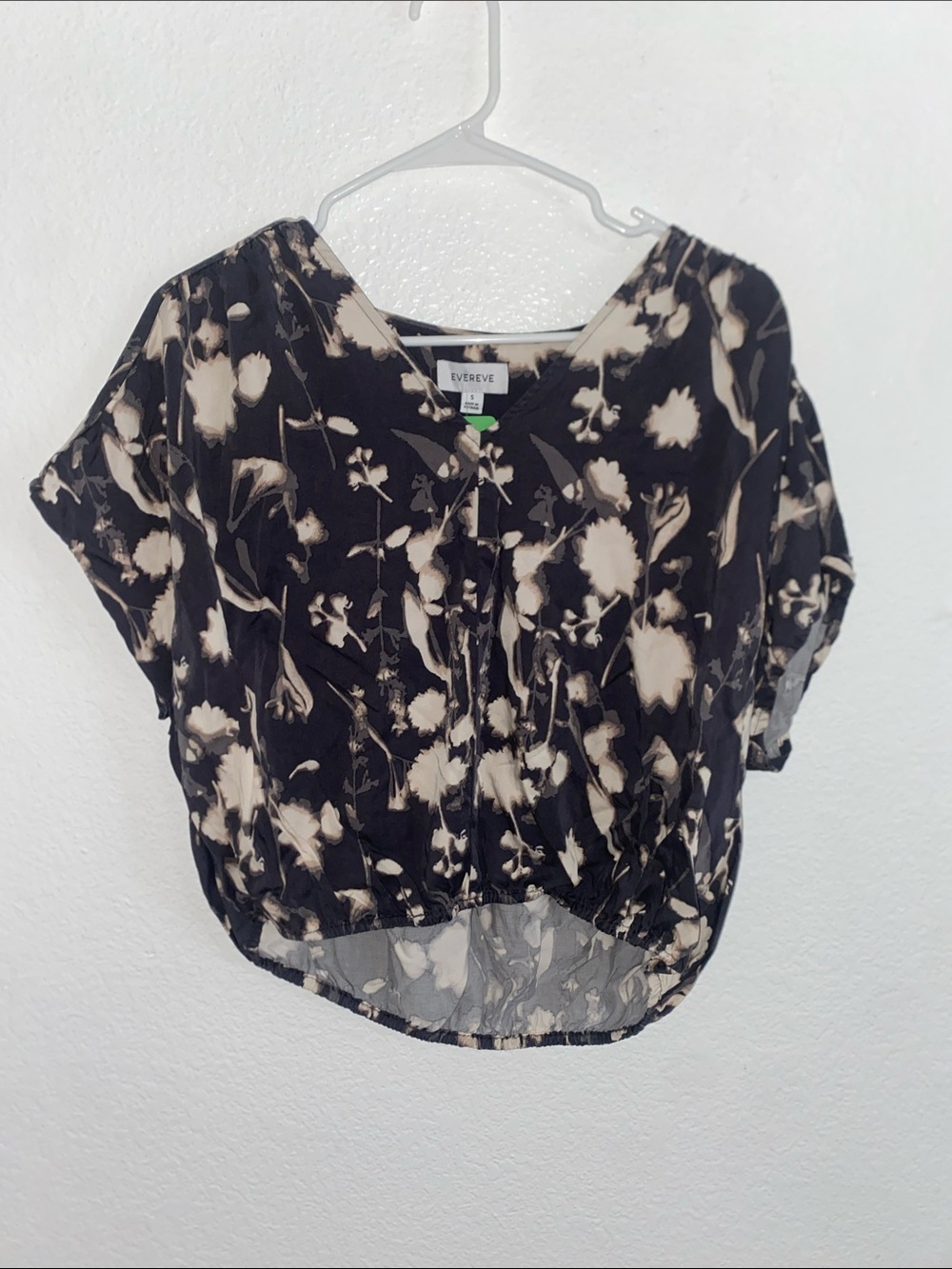Evereve Black & Cream Floral Short Sleeve Blouse
